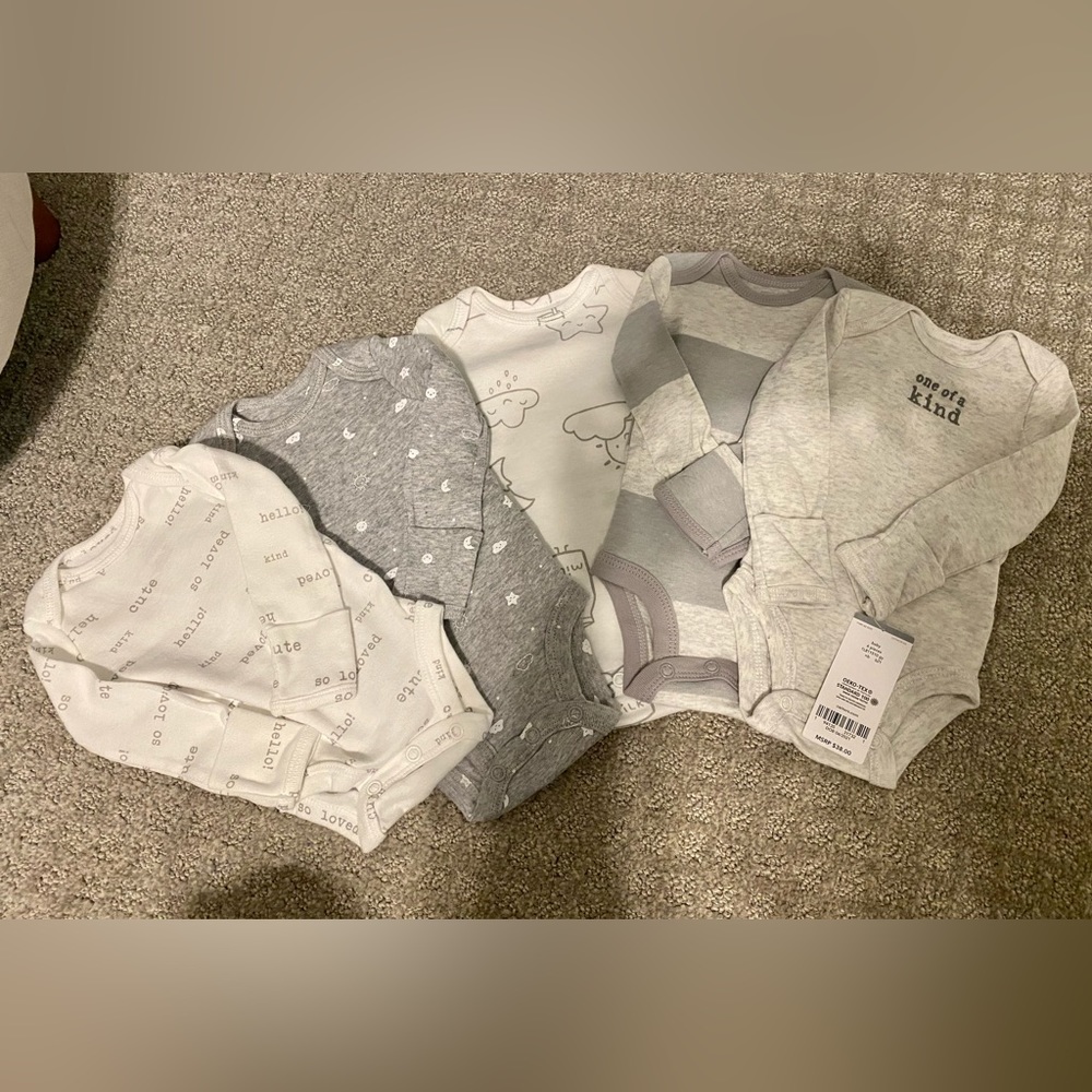 5 newborn long sleeved onesies. Gender neutral (grey and white)
